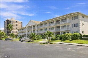 10686 Gulf Shore Dr in Naples, FL - Building Photo