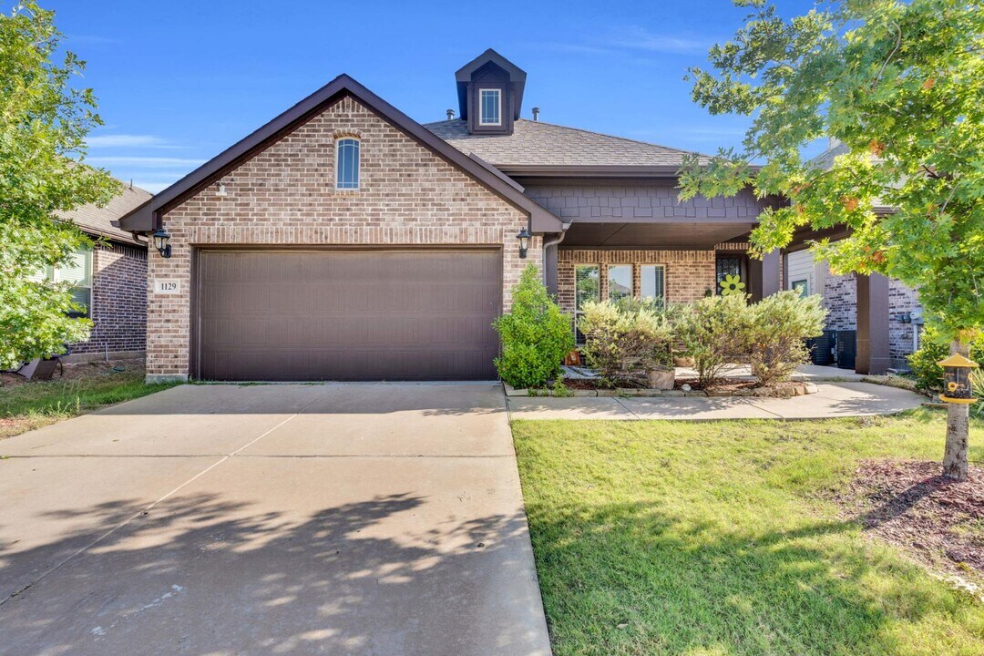 1129 Snowy Owl Dr in Alvarado, TX - Building Photo