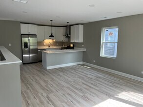 1127 N Parkside Ave in Chicago, IL - Building Photo - Building Photo
