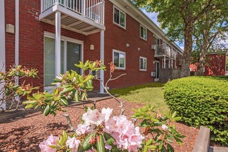 Parkway Apartments in Riverside, RI - Foto de edificio - Building Photo