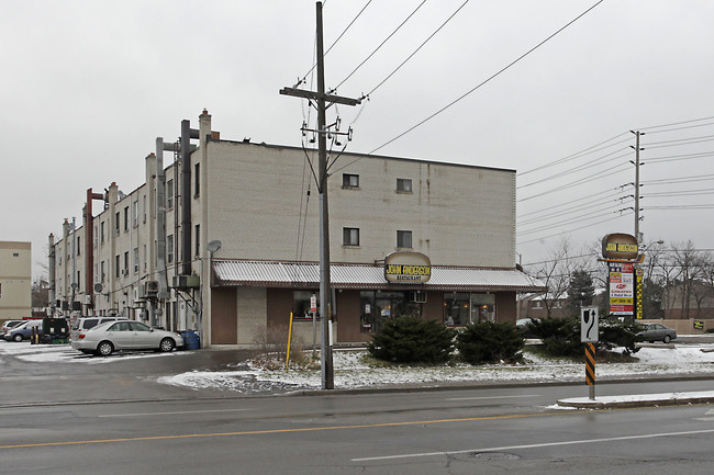 1051-1069 Dundas St W in Mississauga, ON - Building Photo - Building Photo