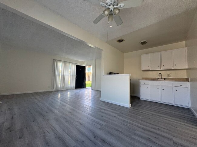 2209 E Westport Dr in Anaheim, CA - Foto de edificio - Building Photo