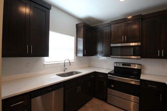 307 N Henry St in Mineola, TX - Building Photo - Building Photo