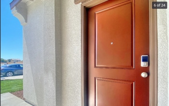 917 Somerset Way in Patterson, CA - Building Photo - Building Photo