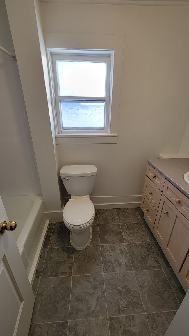 1025 C Ave, Unit 1025 C Ave Unit 2 in Nevada, IA - Foto de edificio - Building Photo