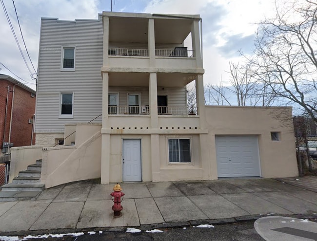 242 Glenhill Ave, Unit 3rd Floor in Yonkers, NY - Building Photo - Building Photo