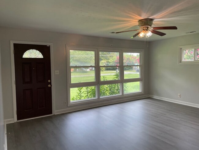 2533 E Woodlyn Way in Greensboro, NC - Foto de edificio - Building Photo