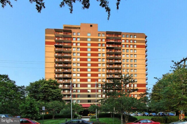 801 N Pitt St in Alexandria, VA - Building Photo - Building Photo