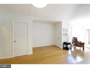447 Fairmount Ave, Unit A in Philadelphia, PA - Building Photo - Building Photo