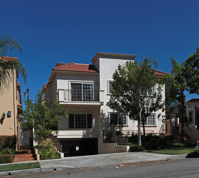 715 E Angeleno Ave in Burbank, CA - Building Photo