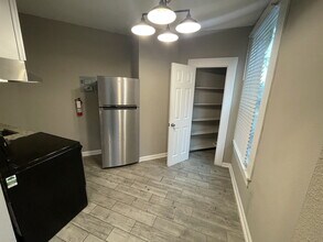 204 E Dewey Pl in San Antonio, TX - Building Photo - Building Photo