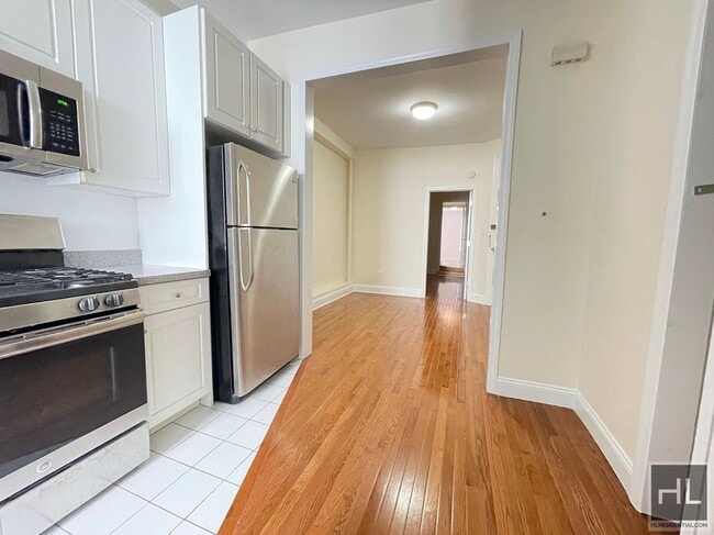 Second Avenue, Unit 2N in New York, NY - Building Photo - Building Photo
