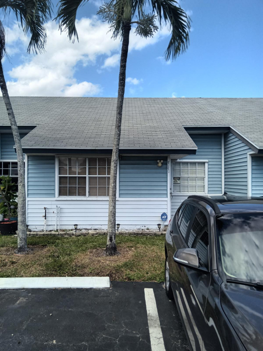 1 Tam Oshanter Blvd in North Lauderdale, FL - Building Photo