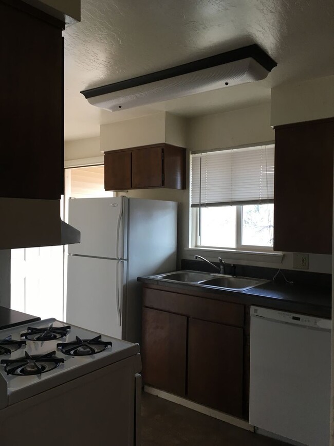 396-408 SE 7th St in Madras, OR - Building Photo - Building Photo