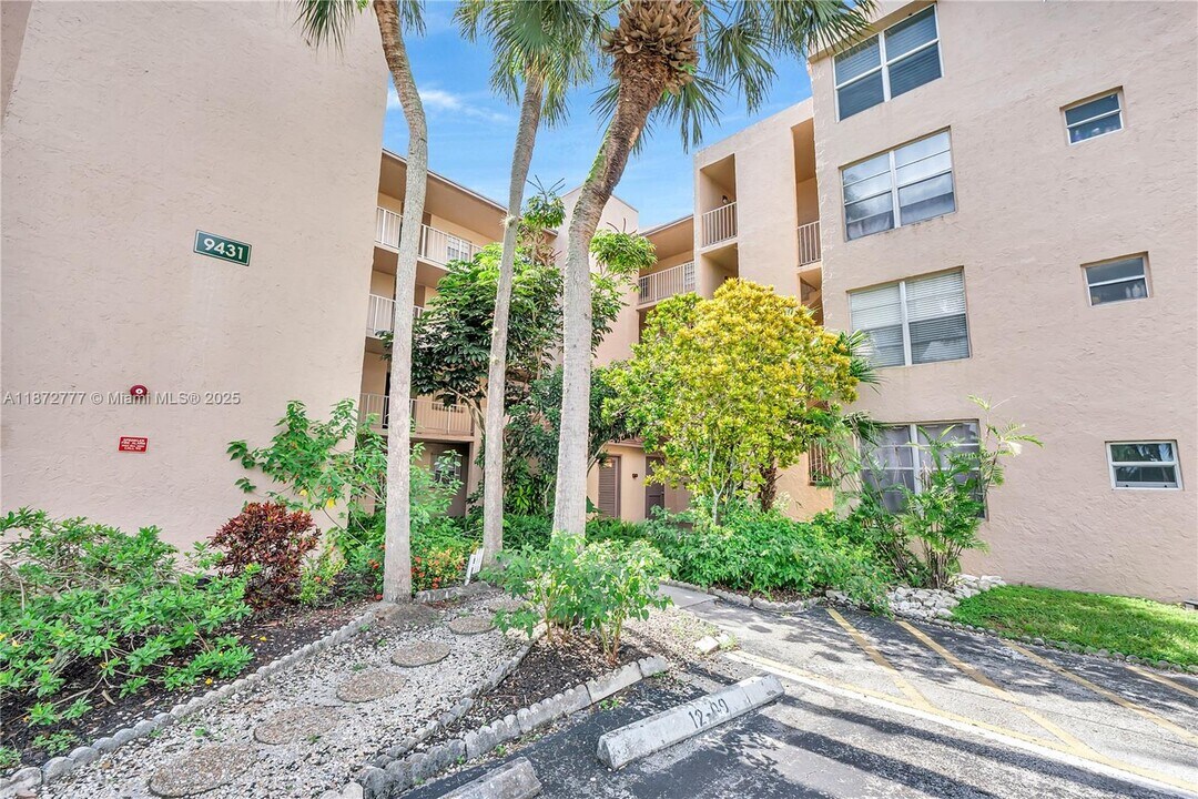 9431 Live Oak Pl in Davie, FL - Building Photo
