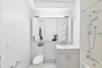 2-20 Malt Dr in Queens, NY - Building Photo - Building Photo