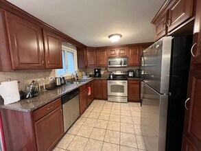 183 Oak St in Raynham, MA - Building Photo - Building Photo