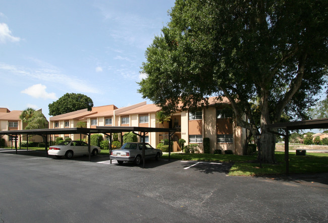 Forest Lakes Village in Sarasota, FL - Building Photo - Building Photo