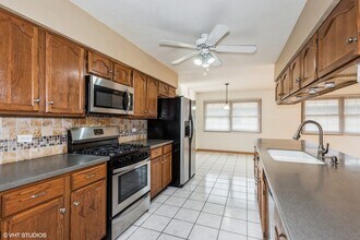 116 S Walnut Ln in Schaumburg, IL - Building Photo - Building Photo