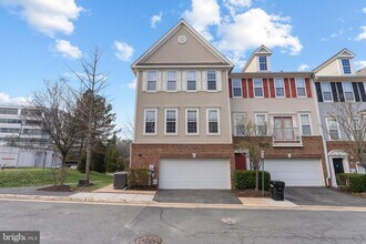 8074 Nicosh Cir Ln in Falls Church, VA - Building Photo - Building Photo