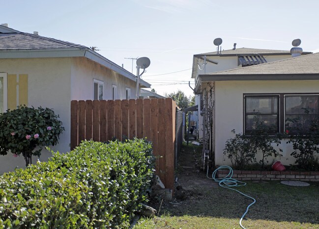 723-725 W D St in Ontario, CA - Foto de edificio - Building Photo