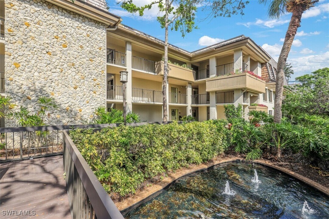 5954 Pelican Bay Blvd in Naples, FL - Building Photo