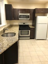 17 Upland Rd, Unit #9 - 5 Apartamentos