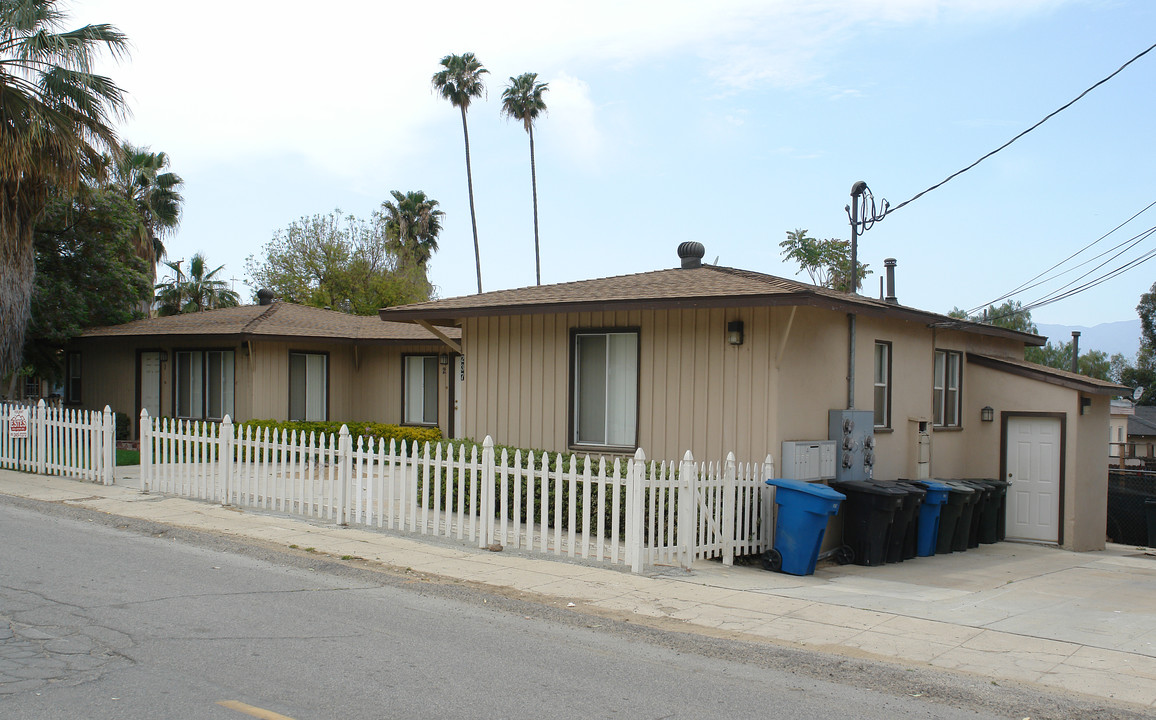 237 E Peck St in Lake Elsinore, CA - Foto de edificio