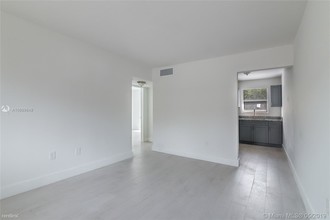 465 NE 59th St-Unit -Apt 1 in Miami, FL - Building Photo - Building Photo