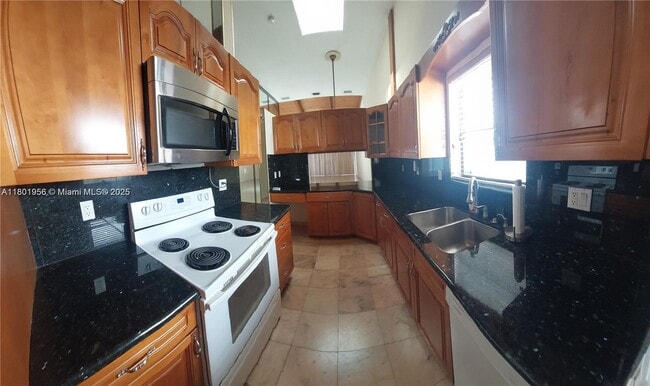 2675 Parkview Dr S in Hallandale Beach, FL - Building Photo - Building Photo