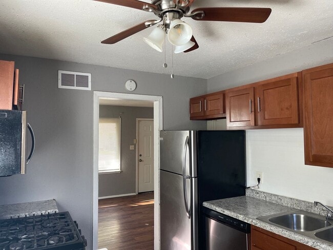 908 Gregory Dr in Urbana, IL - Building Photo - Building Photo