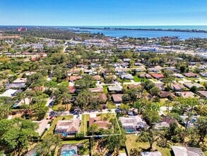 2221 Pine View Cir in Sarasota, FL - Building Photo - Building Photo