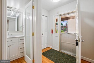 1005 Tapawingo Rd SW in Vienna, VA - Building Photo