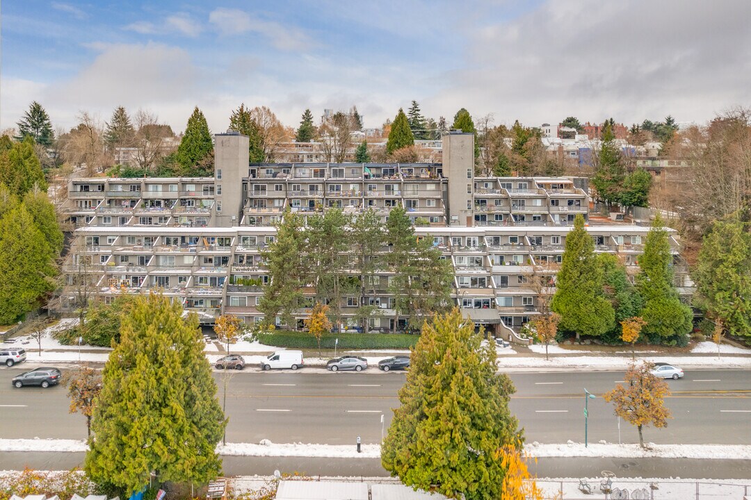 Pacific Terraces in Vancouver, BC - Building Photo