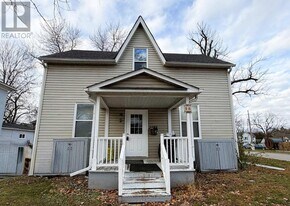 98 Wellington St E in Aurora, ON - Building Photo