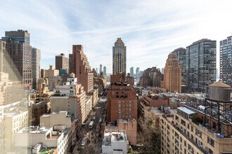 300 E 51st St in New York, NY - Foto de edificio - Building Photo