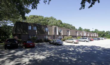 Sandy Lane Apartments in Warwick, RI - Building Photo - Building Photo