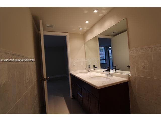 21075 NE 34th Ave in Miami, FL - Building Photo - Building Photo