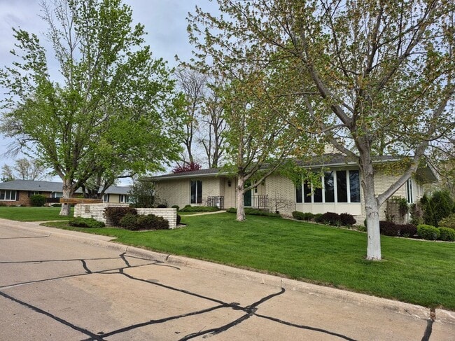 property at 2011 Foxbourne SE