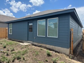1525 Hummock Steep in New Braunfels, TX - Building Photo - Building Photo