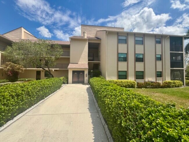 13240 White Marsh Ln in Ft. Myers, FL - Building Photo - Building Photo
