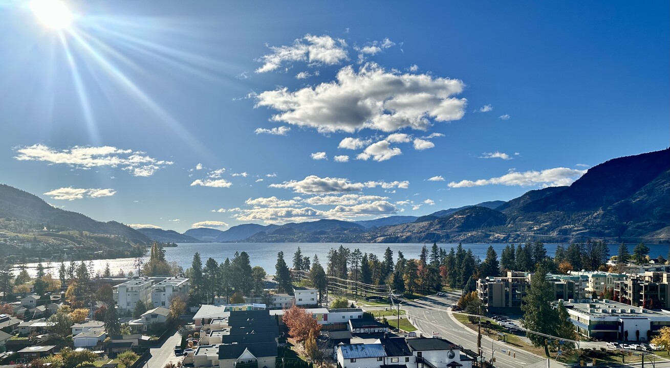 3362 Skaha Lake Rd in Penticton, BC - Building Photo