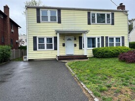 54 Hickory Rd in Port Washington, NY - Building Photo