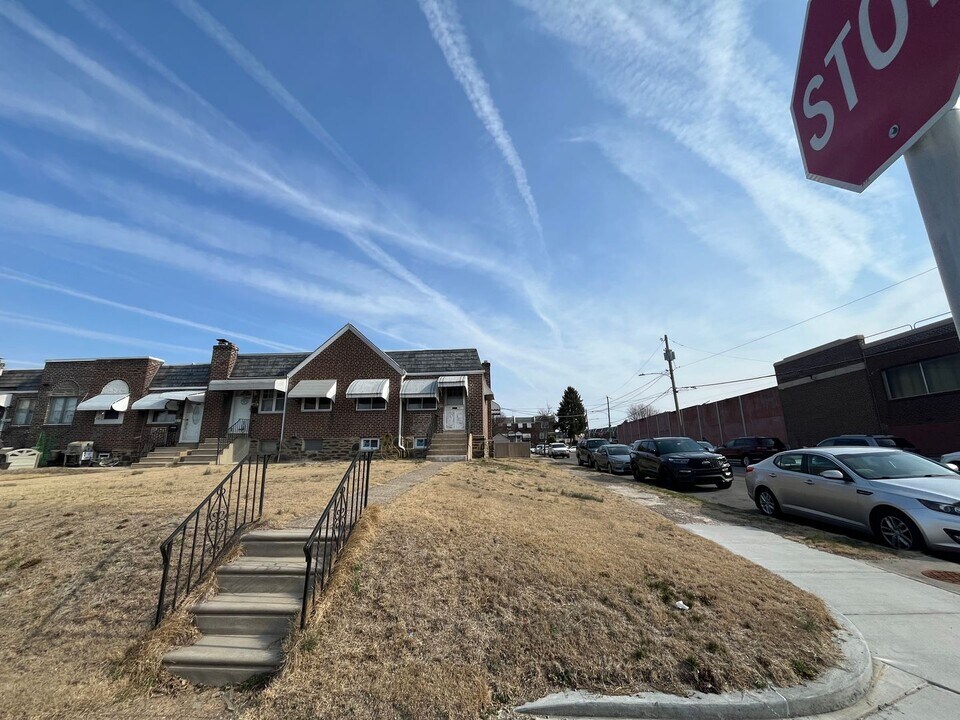 1649 Creston St in Philadelphia, PA - Building Photo