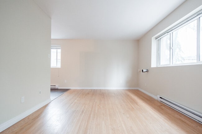 30 Hargrave Apartment in Winnipeg, MB - Building Photo - Building Photo