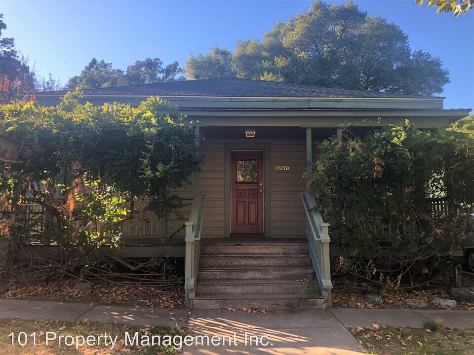 13270 US-101 in Hopland, CA - Building Photo