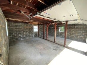 137 S 9th Ave, Unit Garage Unit in Manville, NJ - Foto de edificio - Building Photo