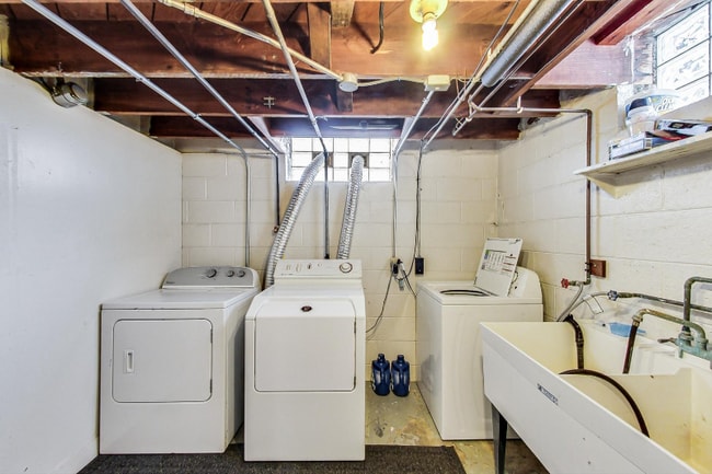 8225 W Hayes Ave in West Allis, WI - Building Photo - Building Photo