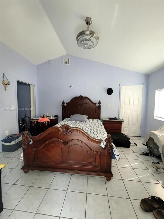 2385 NE 185th St in Miami, FL - Building Photo