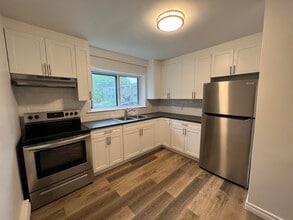 2150 Lilnan Ct in Burlington, ON - Building Photo - Building Photo